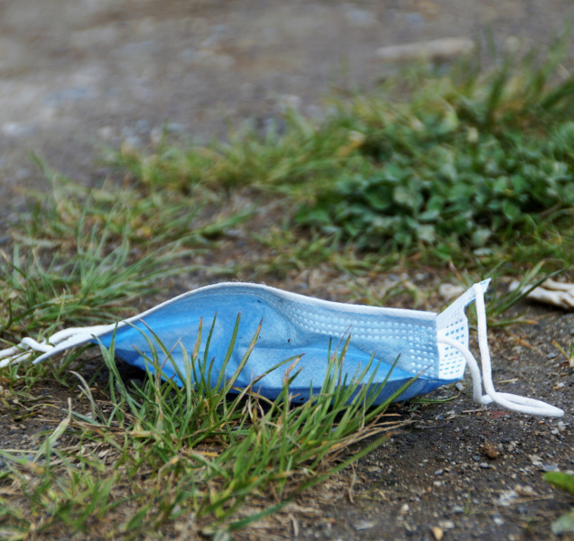 Spor o roušku vyvrcholil pěstí v mladíkově obličeji