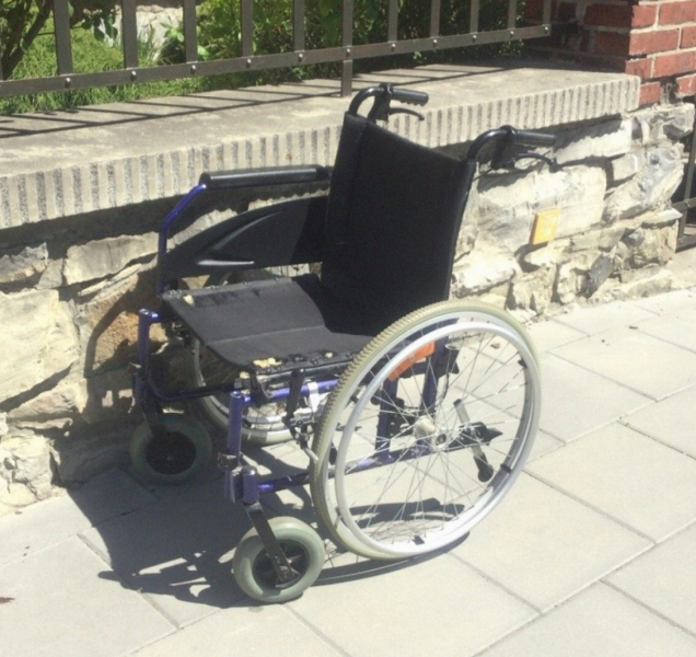 Strážníci řešili opuštěný invalidní vozík