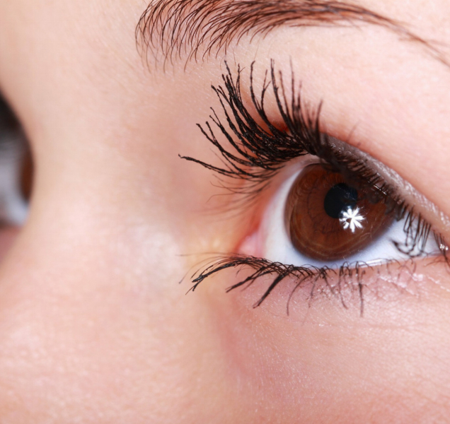 Dívka chtěla ukrást umělé řasy