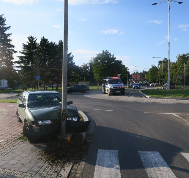 Řidič ve Šternberku u nádraží skončil s autem v lampě