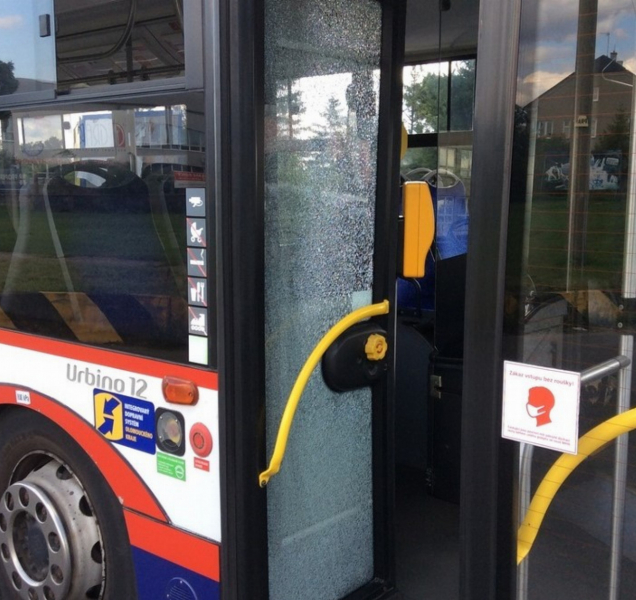 Mladík bez roušky zdemoloval autobus, odmítal z něj vystoupit
