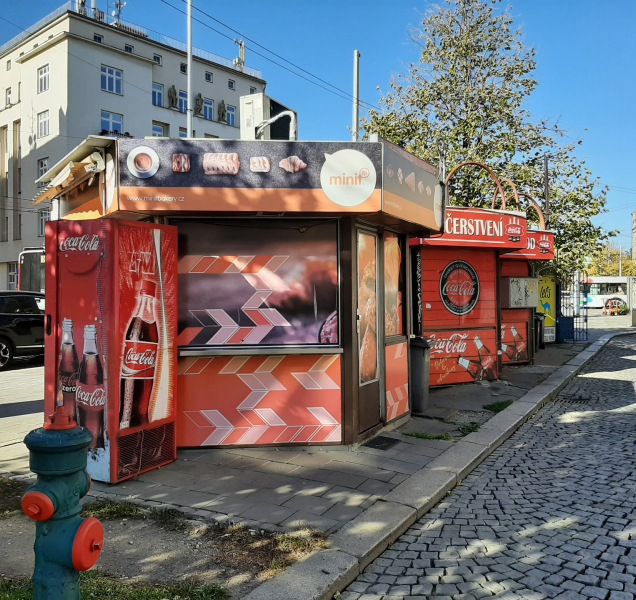 Město počítá s odstraněním stánků na Hrdinech