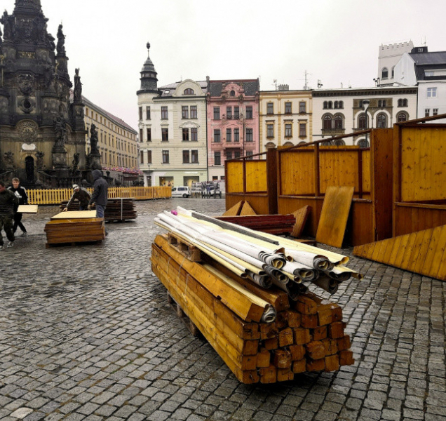Olomoucké centrum už se chystá na Vánoční trhy