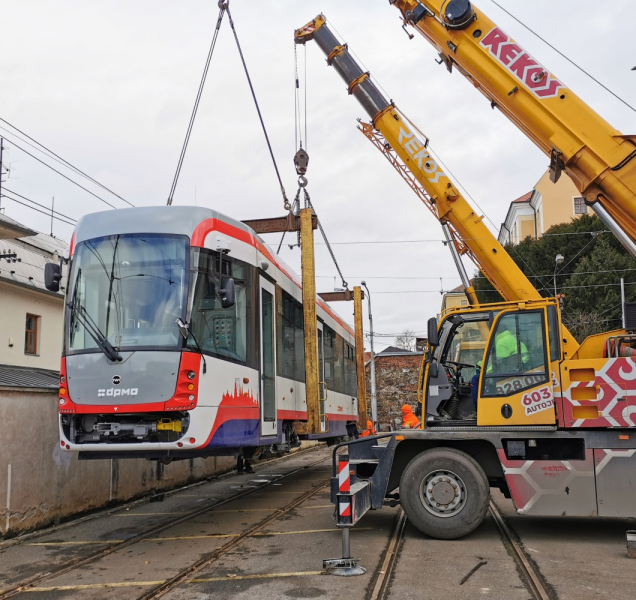 Do Olomouce dorazila nová tramvaj. Takto příjezd vypadal