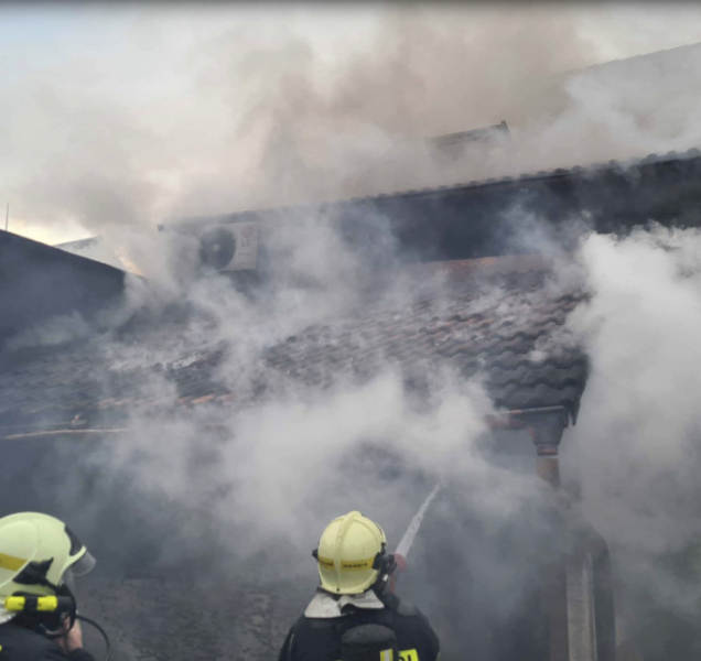 Hasiči ve Slatinicích zasahují u požáru přístavby rodinného domu