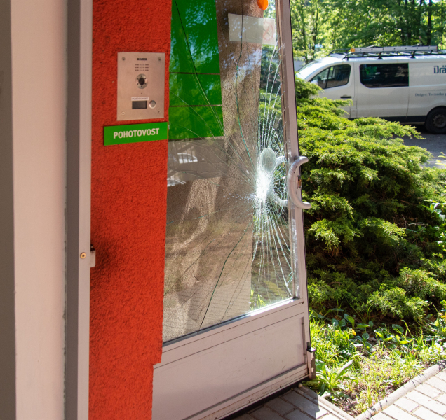 Na zubní pohotovost se dobýval agresivní pacient