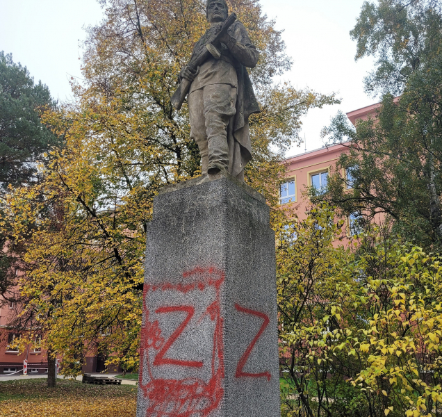 Město Přerov podalo trestní oznámení na neznámého pachatele, který posprejoval sochu Rudoarmějce