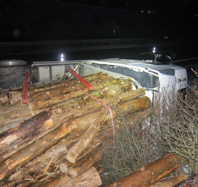 Spánek způsobil nehodu nákladního vozidla