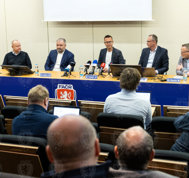 Fotbaloví rozhodčí budou přidávat čas jako na šampionátu