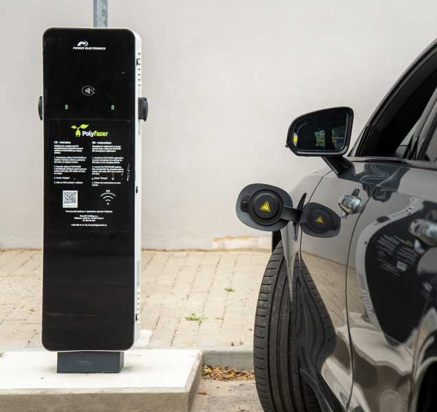 Na dvou parkovištích vybudovali nabíječky pro elektroauta