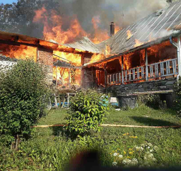 Velký požár a exploze zcela zničily historickou chalupu na horách