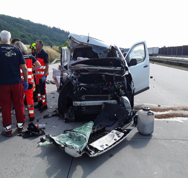 Přežil! Řidič z kabiny zcela zničeného auta vyvázl se zraněním