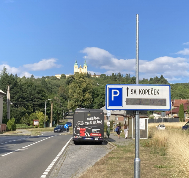 Pomůže elektronický systém s parkováním na Kopečku?