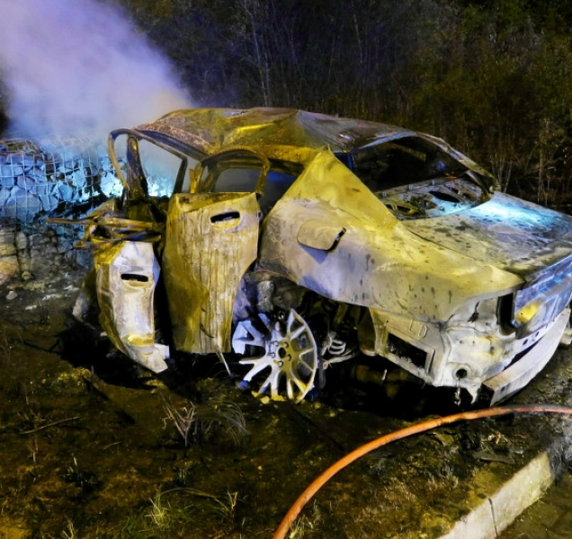 Na dálnici shořelo auto i s řidičem