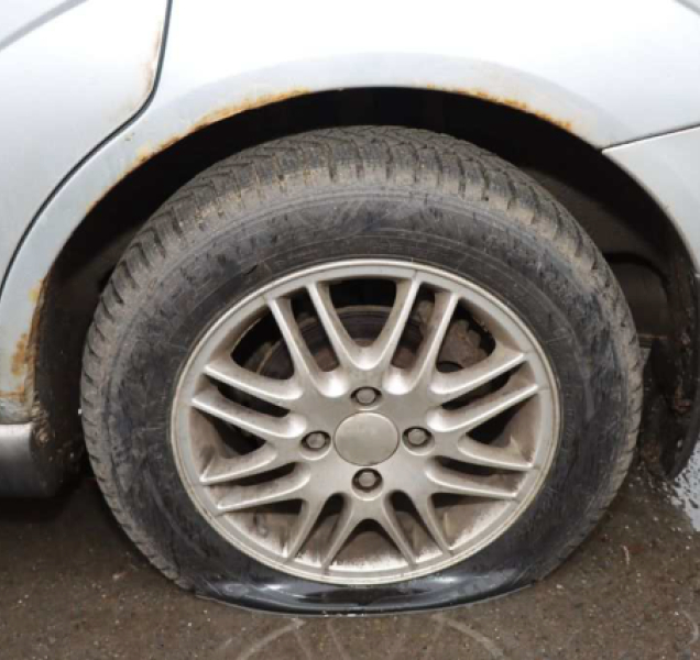 Po "trestné výpravě" zůstalo téměř sto propíchnutých pneumatik