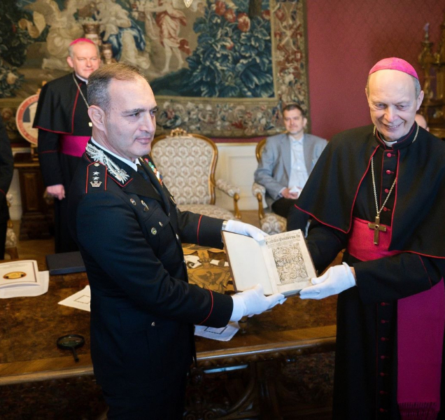 Velitel italských četníků přivezl ukradený středověký bestseller