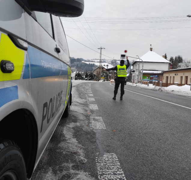 Při náhodné kontrole vyhmátli řidičku na perníku a drogy v autě