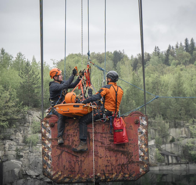 Sebevrah na jeřábu, zraněný v lomu. Hasiče čekal lezecký maraton
