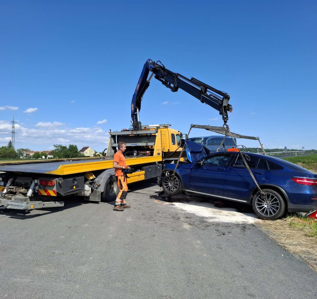 Dvaadvacet zraněných při srážce autobusu s autem
