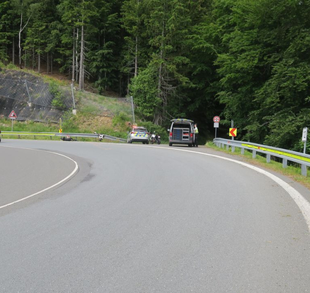 Motorkář zemřel po nehodě pod Červenohorským sedlem