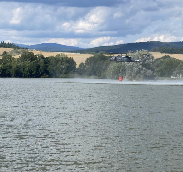 Lesní požár zaměstnal desítky hasičů, do akce musel i vrtulník