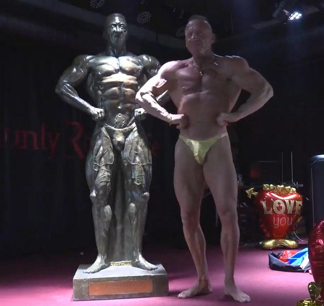 Kulturista Patrik Šerý odhalil při oslavě jubilea bronzovou sochu!