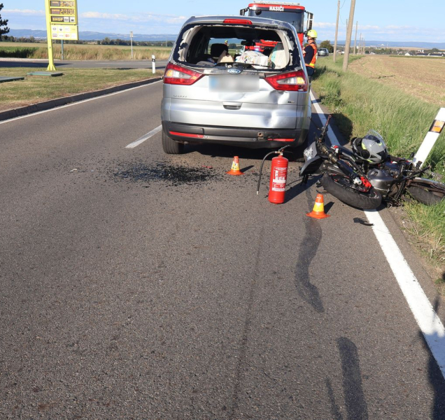 Sedmnáctiletý motorkář narazil do auta, skončil v nemocnici