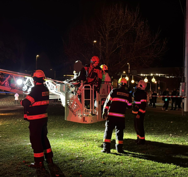 Vyhlídkové kolo se zastavilo i s lidmi v kabinkách