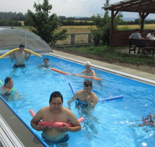 Klienti Barborky si užívají nový bazén pro postižené