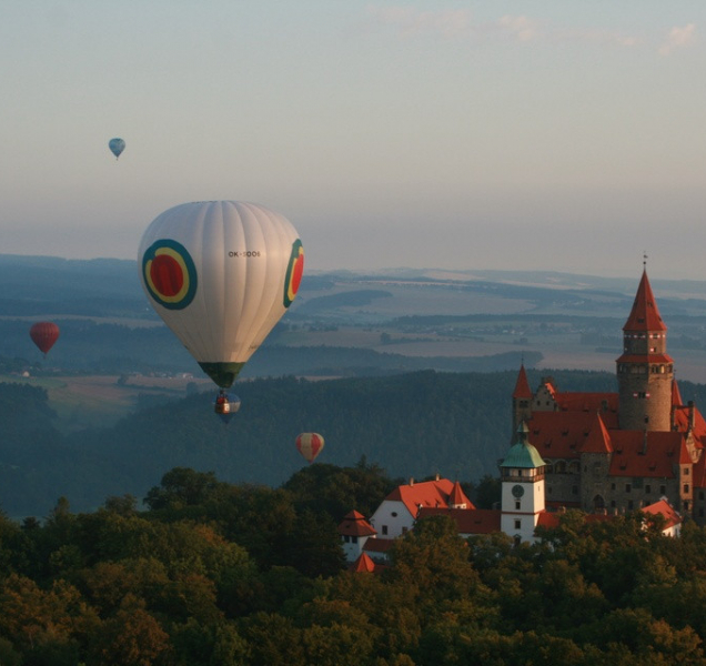 Balóny nad Bouzovem jsou tady. Poletíte?