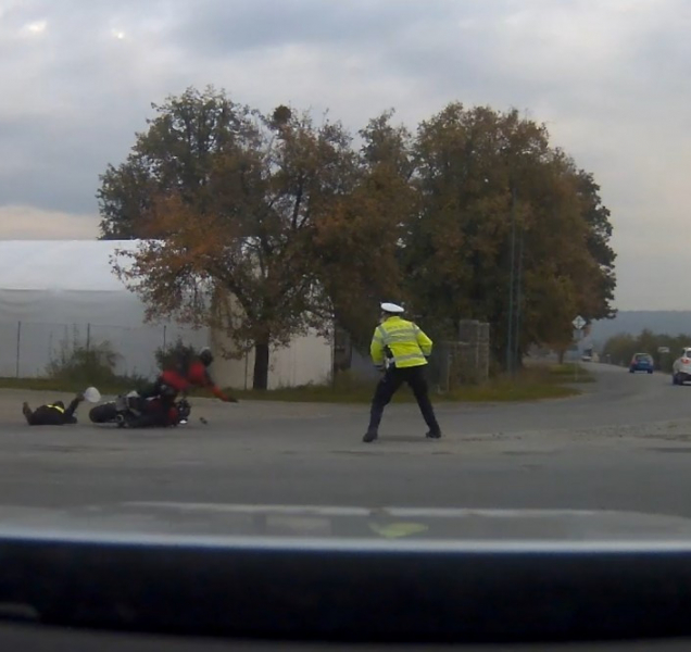 Zfetovaný motorkář, který srazil policistku, je obviněn