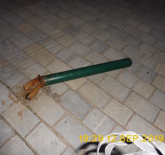 Řidič v Prostějově chtěl odnést kovový sloupek