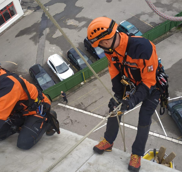 Hasiči trénovali záchranu z výšky i z volné hloubky