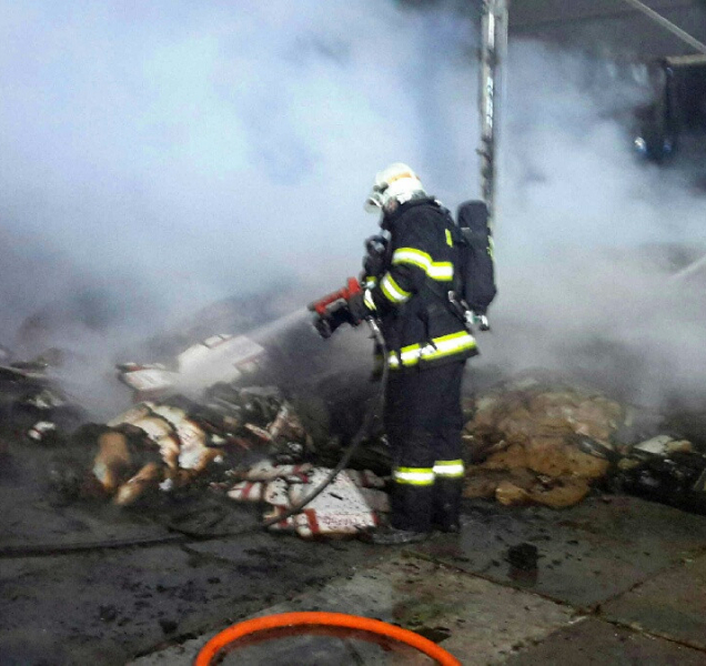 V Litovli hořela skladovací hala