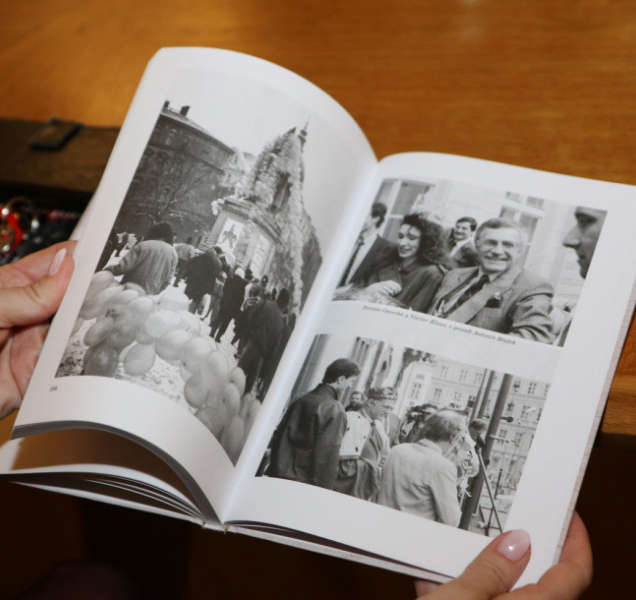 Olomouc má svou vlastní knihu o událostech roku 1989