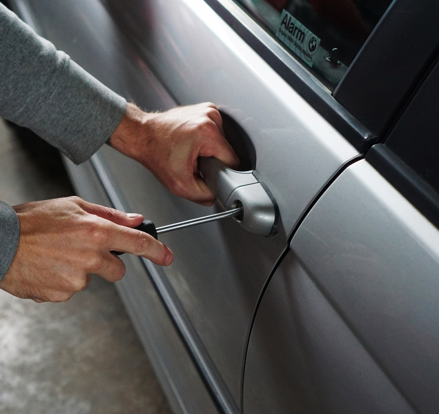 Neznámí pachatelé vykradli auta na Olomoucku