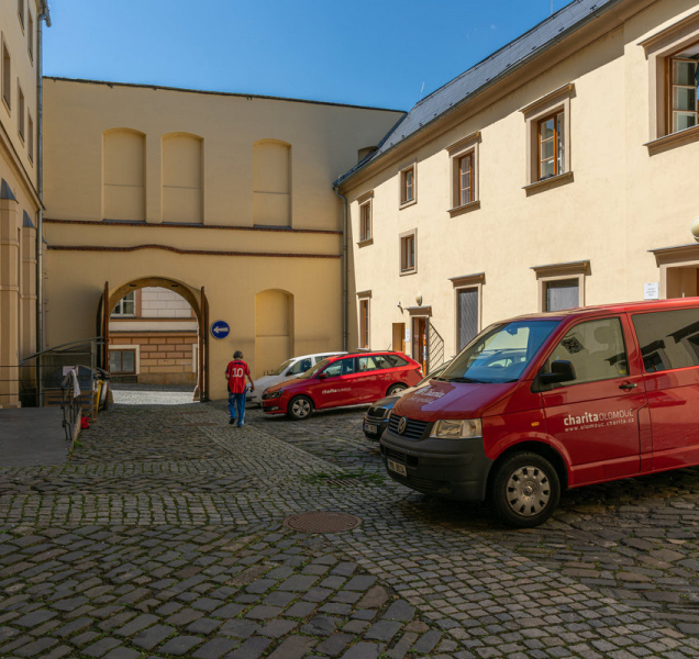 V Olomouci s nákupem seniorům pomůže charita