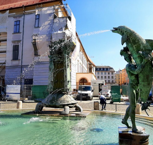 Pracovníci technických služeb dnes spustili Arionovu kašnu