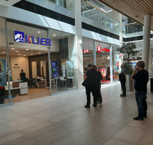 Šantovka znovu otevřela své obchody, na účes se stojí fronta