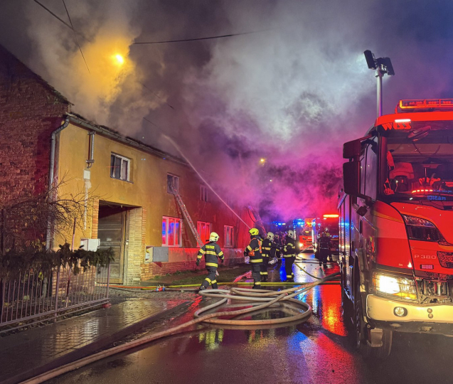 Noční požár zničil celou střechu