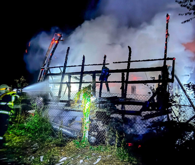 Tragický požár: v hořící kůlně našli mrtvého člověka
