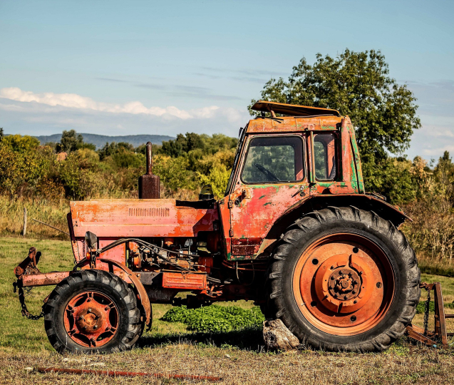 V Dluhonicích se převrátil traktor s vlečkou