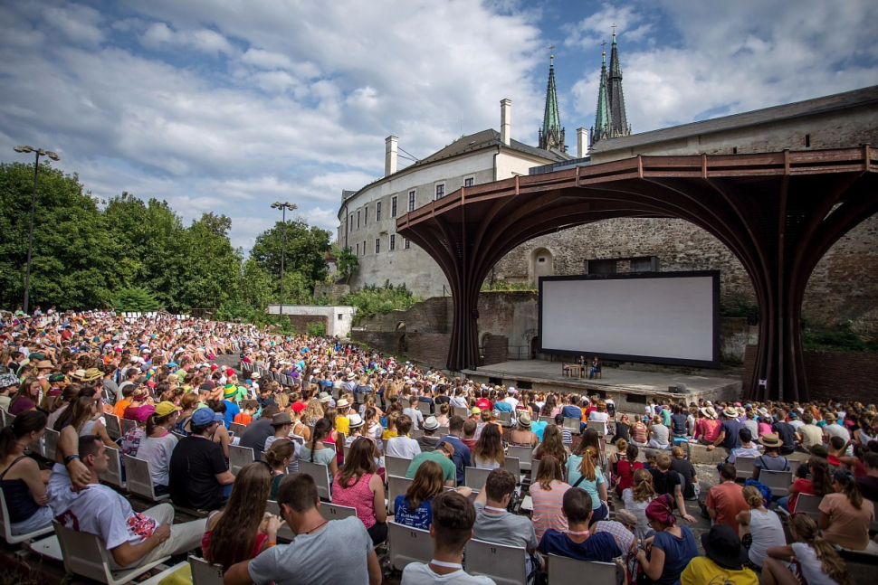 Letní kino zahajuje sezónu, zatím bez piva a popcornu