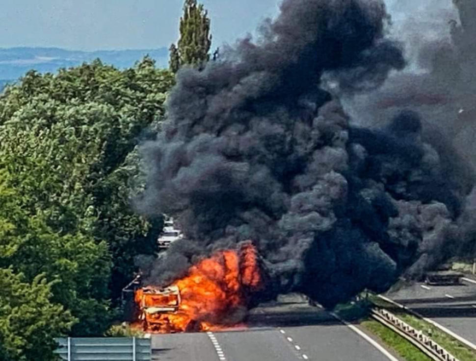 Telegraficky: Na D35 shořela dodávka a osobní auto