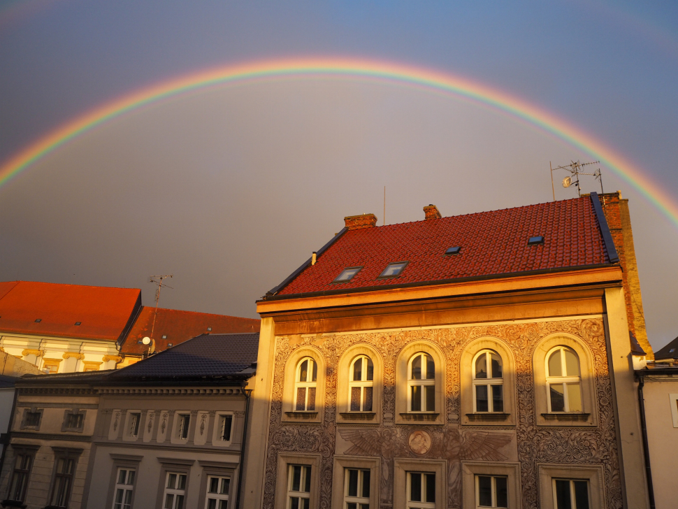 Nebe nad Olomoucí zabarvila duha. Podívejte se!