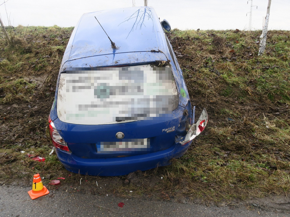 Rychlá jízda se řidiči nevyplatila, auto šlo i na střechu