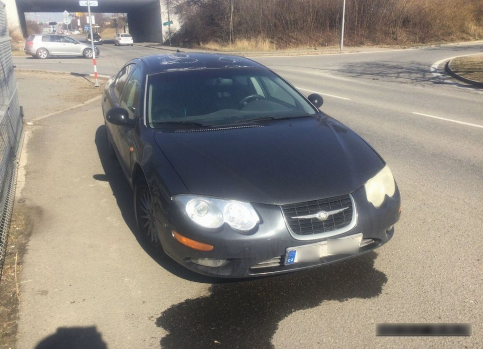 Strážníci spolu s hasiči řešili odstavené auto