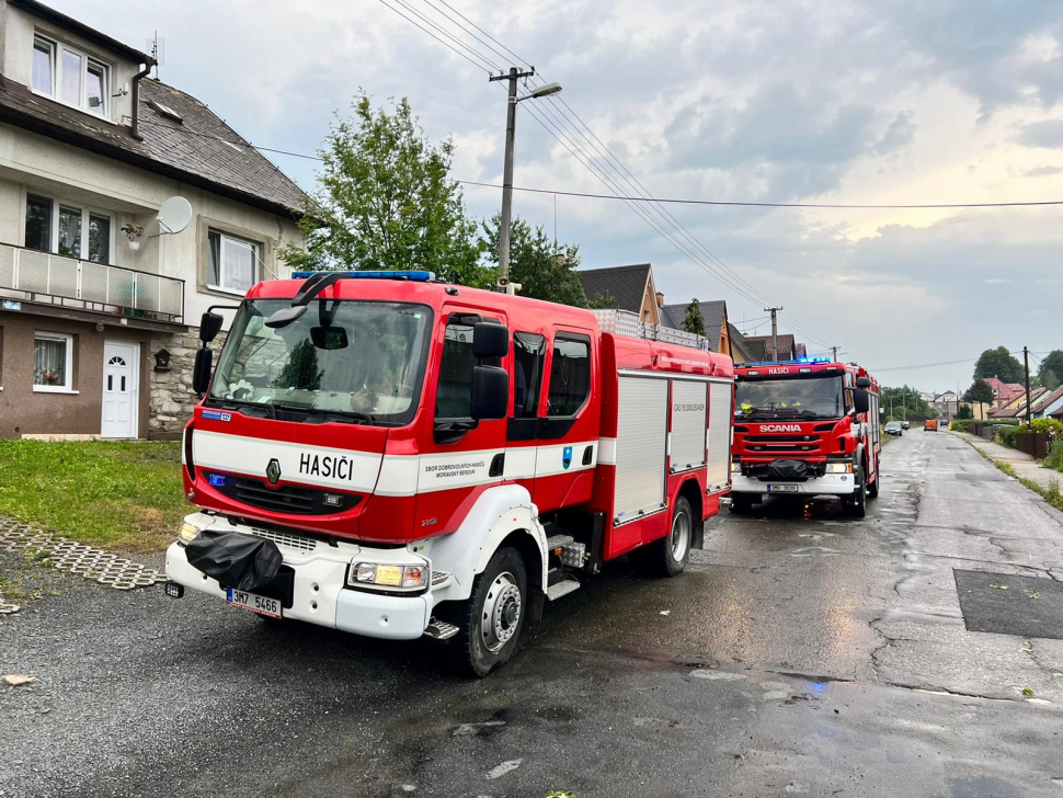 Hasiči pomáhají odstranit následky krupobití