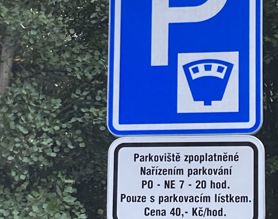 Budeme dál platit za parkování v lese stejně jako v centru?