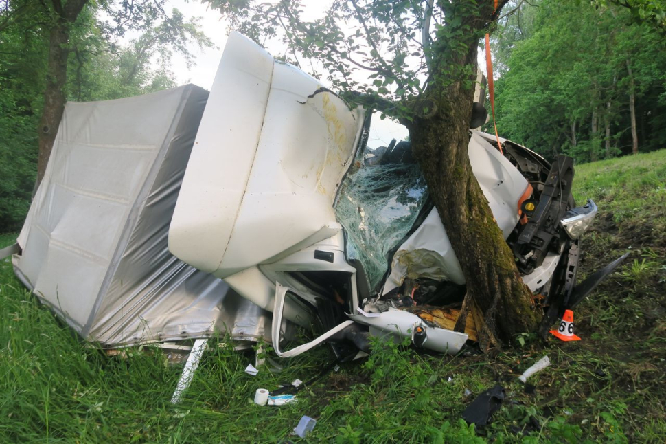 Unavený řidič havaroval a zničil dodávku